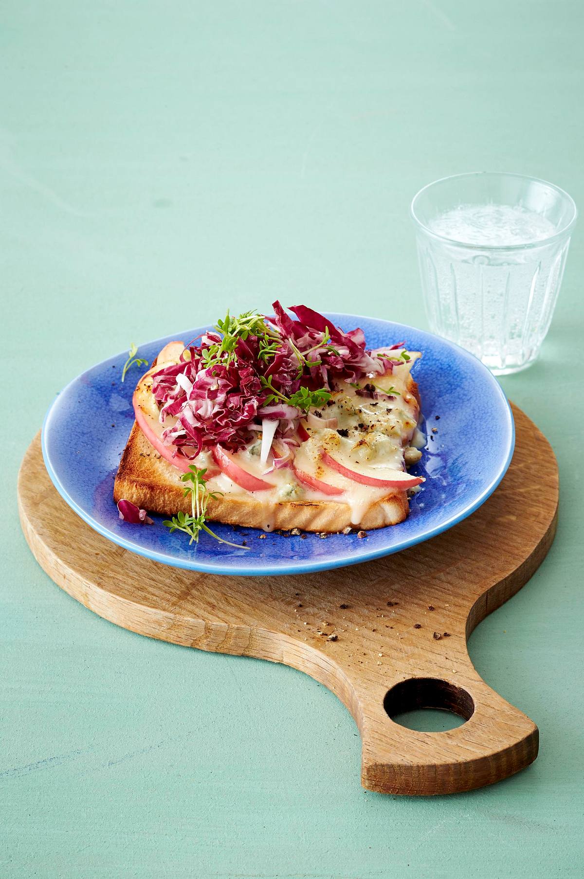 Toast mit Apfelspalten, Radicchio, Blauschimmelkäse und Kresse Rezept