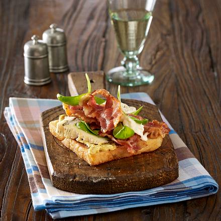 Toast mit Baby-Spinatblätter, Bacon und Gorgonzola Rezept Toast mit Baby-Spinatblätter, Bacon und Gorgonzola Rezept