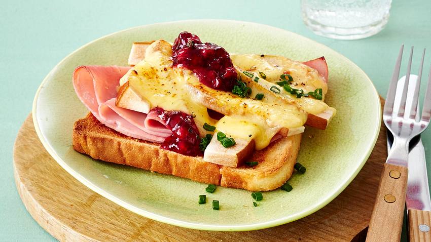 Toast mit Birnenspalten, Kochschinken, Gouda und Preiselbeeren Rezept - Foto: House of Food / Bauer Food Experts KG