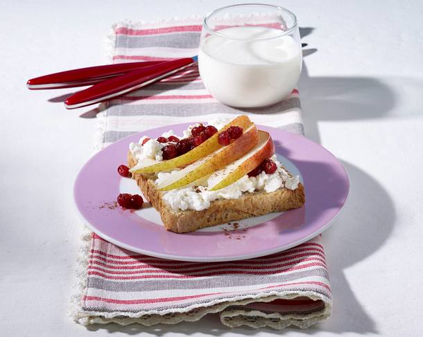 Toast mit Frischkäse, Birnen und Preiselbeer-Kompott Rezept