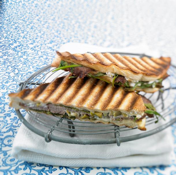 Toast mit Lamm, Oliven-Aioli und Rucola Rezept Toast mit Lamm, Oliven-Aioli und Rucola Rezept