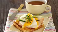 Toast mit Mango-Chutney, Ziegengouda, Hähnchenbrust, Mango und Schnittlauch Rezept - Foto: LECKER @ Bauer Media Group