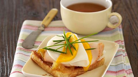 Toast mit Mango-Chutney, Ziegengouda, Hähnchenbrust, Mango und Schnittlauch Rezept - Foto: House of Food / Bauer Food Experts KG