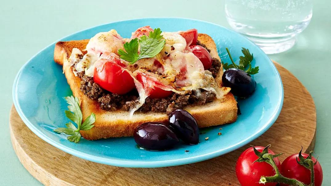 Toast mit Olivenpaste, Kirschtomaten und Parmesan Rezept - Foto: LECKER @ Bauer Media Group Toast mit Olivenpaste, Kirschtomaten und Parmesan Rezept - Foto: LECKER @ Bauer Media Group