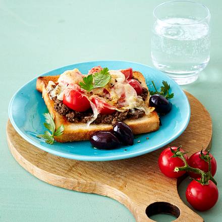 Toast mit Olivenpaste, Kirschtomaten und Parmesan Rezept
