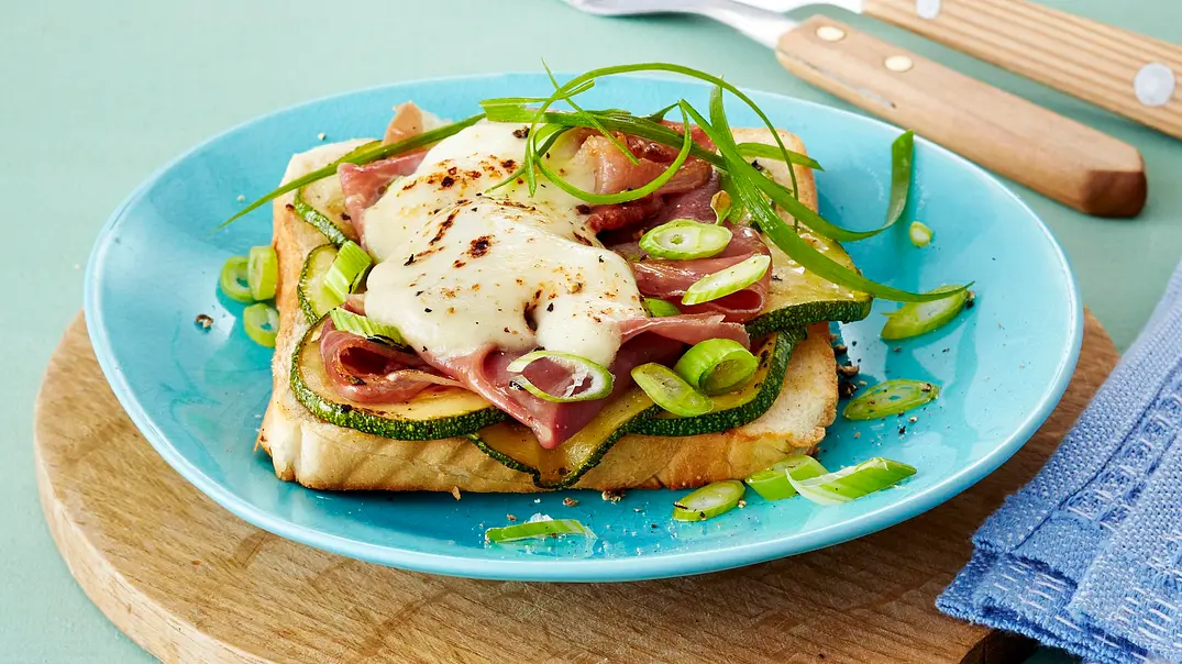 Toast mit Parmaschinken, Zucchini, Lauchzwiebeln und Mozzarella Rezept - Foto: LECKER @ Bauer Media Group Toast mit Parmaschinken, Zucchini, Lauchzwiebeln und Mozzarella Rezept - Foto: LECKER @ Bauer Media Group