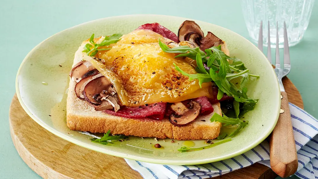 Toast mit Salami, Champignons, Rauke und Bergkäse Rezept - Foto: LECKER @ Bauer Media Group Toast mit Salami, Champignons, Rauke und Bergkäse Rezept - Foto: LECKER @ Bauer Media Group