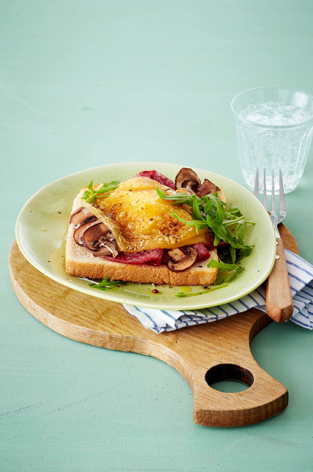 Toast mit Salami, Champignons, Rauke und Bergkäse Rezept