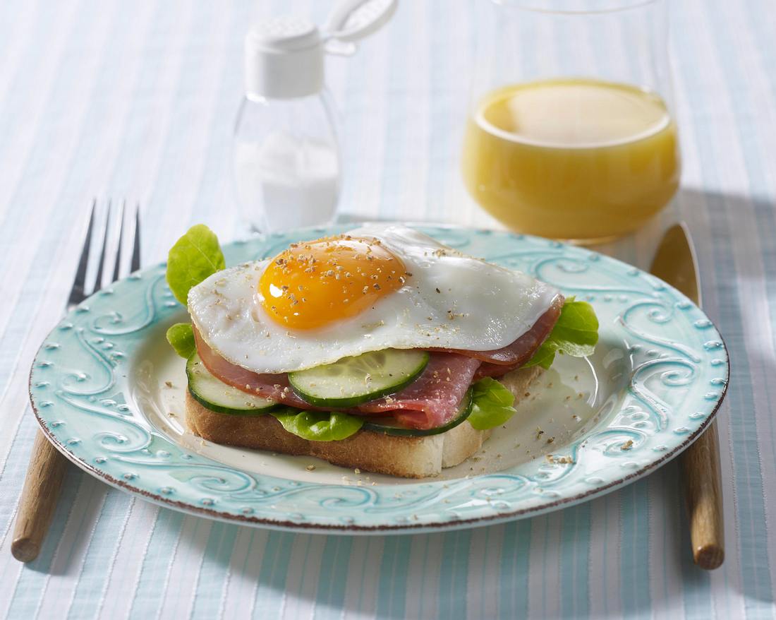 Toast mit Schinken und Spiegelei Rezept | LECKER