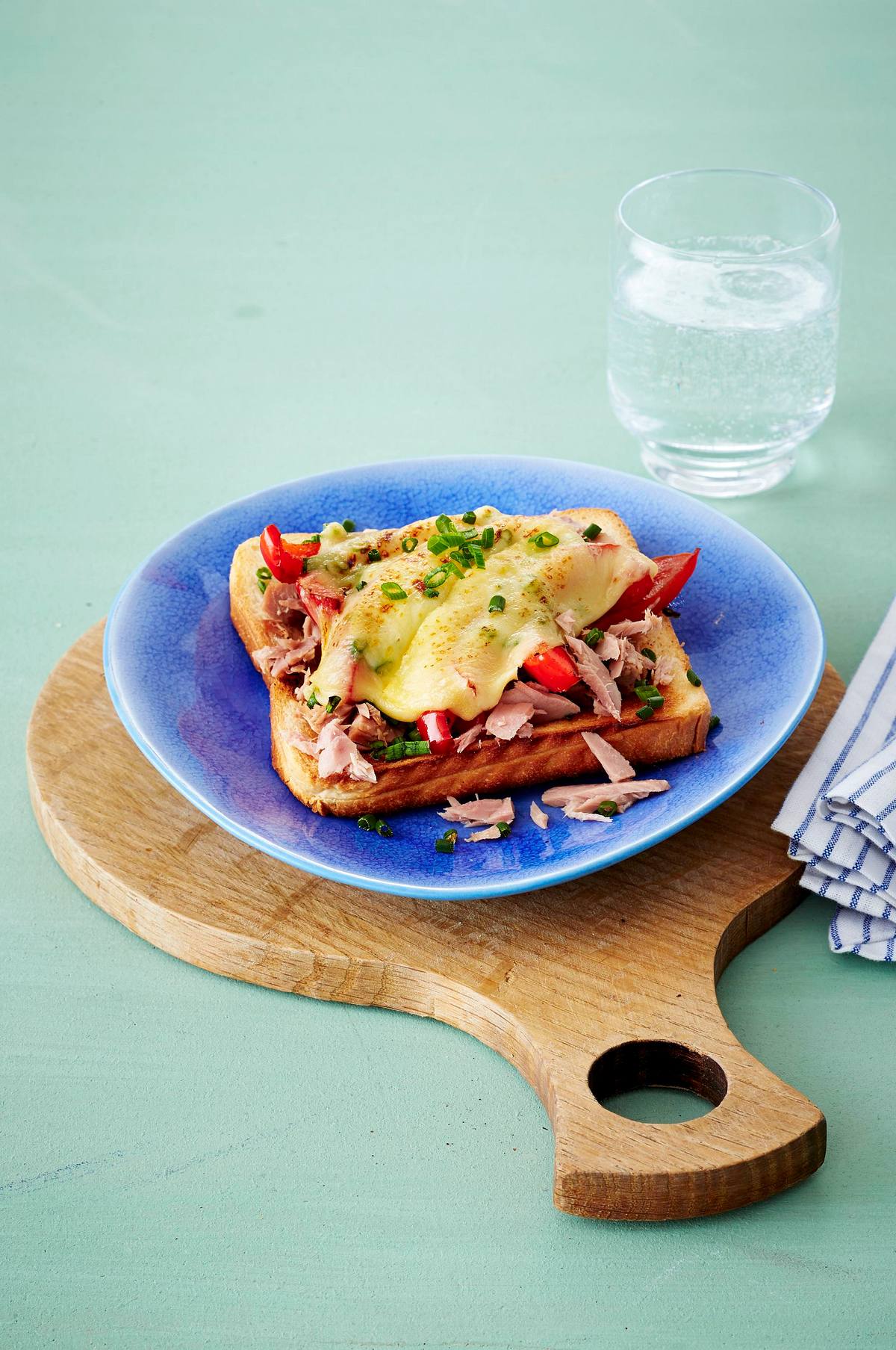 Toast mit Thunfisch, roter Paprika, Edamer und Schnittlauch Rezept