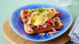 Toast mit Thunfisch, roter Paprika, Edamer und Schnittlauch Rezept - Foto: LECKER @ Bauer Media Group Toast mit Thunfisch, roter Paprika, Edamer und Schnittlauch Rezept - Foto: LECKER @ Bauer Media Group