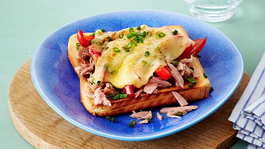 Toast mit Thunfisch, roter Paprika, Edamer und Schnittlauch Rezept - Foto: House of Food / Bauer Food Experts KG