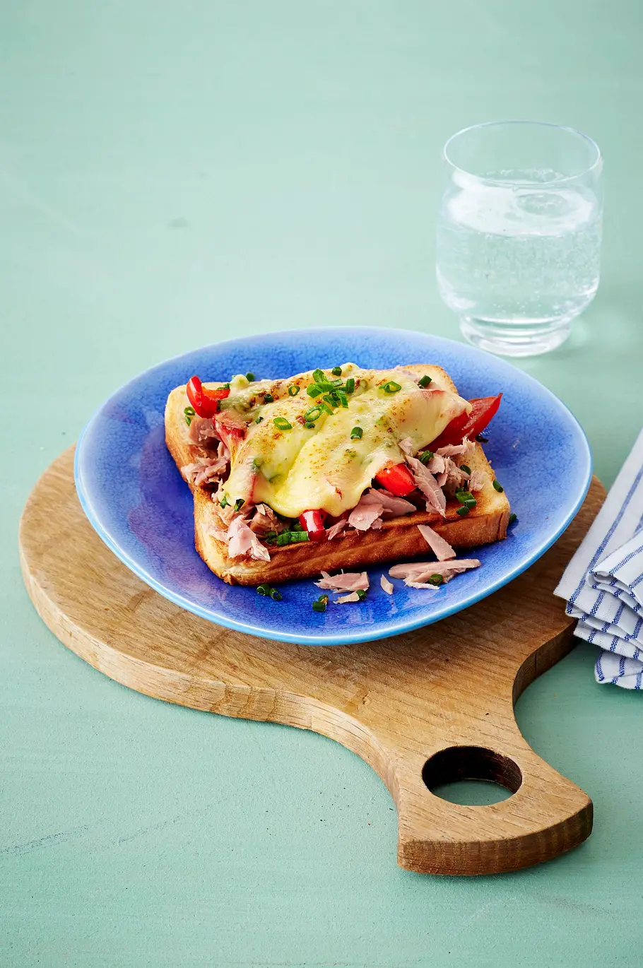 Toast mit Thunfisch, roter Paprika, Edamer und Schnittlauch Rezept Toast mit Thunfisch, roter Paprika, Edamer und Schnittlauch Rezept