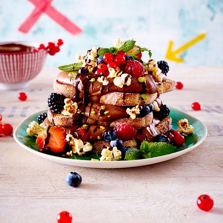 Toast-Turm mit Schokoladencreme und bunten Beeren Rezept Toast-Turm mit Schokoladencreme und bunten Beeren Rezept
