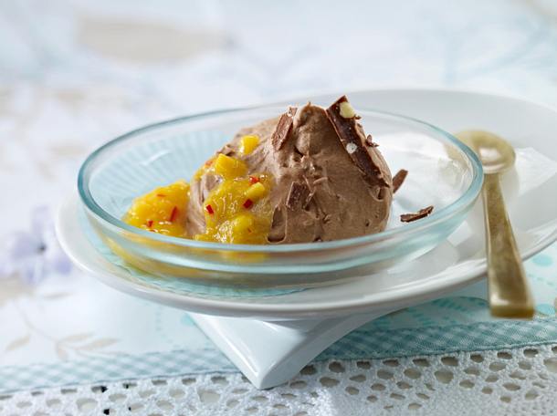 Toblerone-Mousse mit Mango-Chili-Soße Rezept Toblerone-Mousse mit Mango-Chili-Soße Rezept