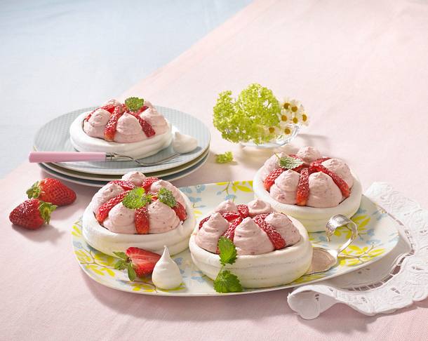 Törtchen mit Erdbeer-Rum-Sahne Rezept Törtchen mit Erdbeer-Rum-Sahne Rezept