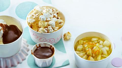 Toffee-Eis mit Karamellsoße und Vanillebirnen Rezept - Foto: House of Food / Bauer Food Experts KG