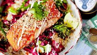 Tofino-Surfbowl mit glasiertem Lachs Rezept - Foto: LECKER @ Bauer Media Group Tofino-Surfbowl mit glasiertem Lachs Rezept - Foto: LECKER @ Bauer Media Group