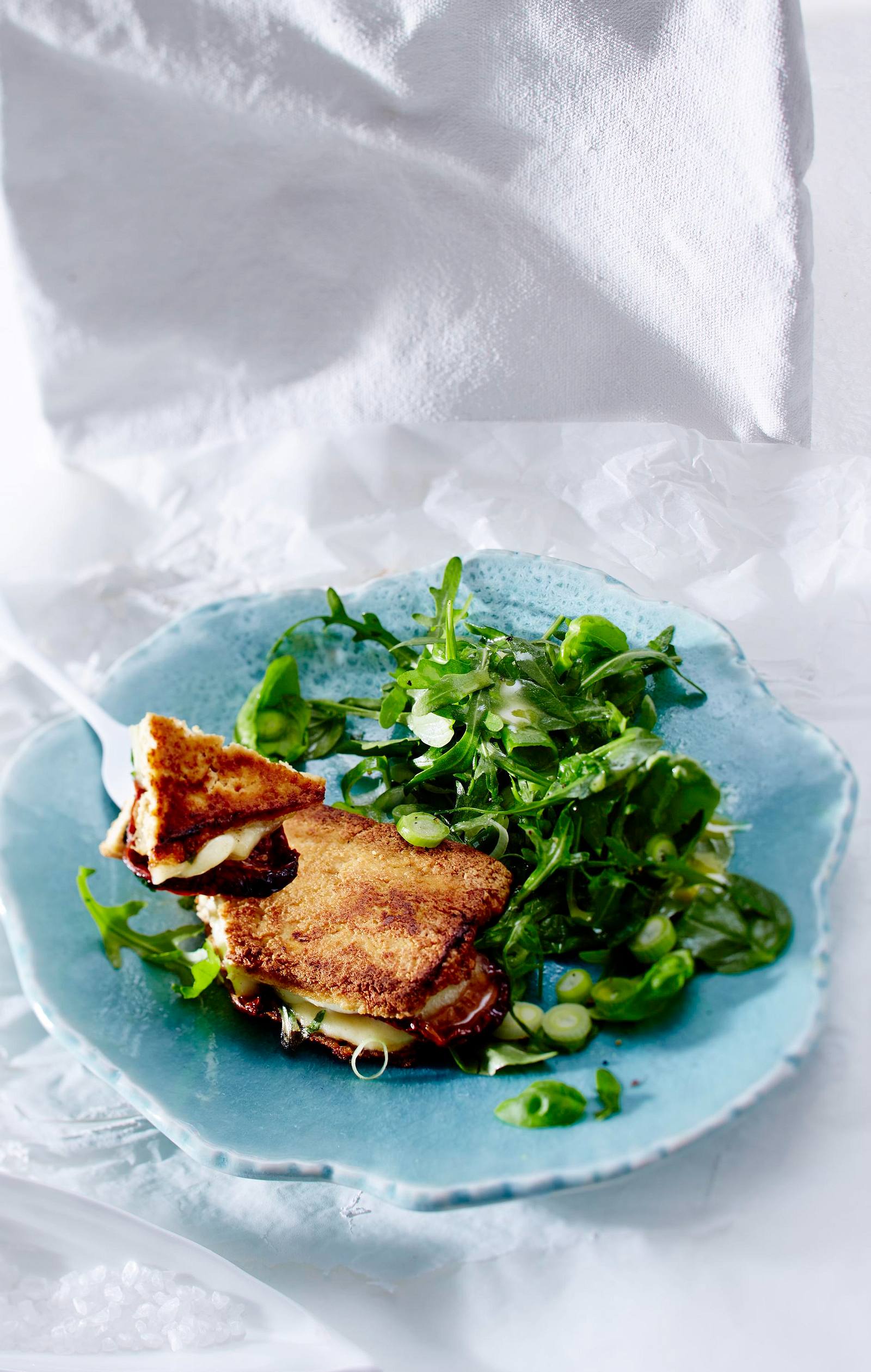 Tofu Caprese mit Rucola-Kräuter-Salat Rezept | LECKER