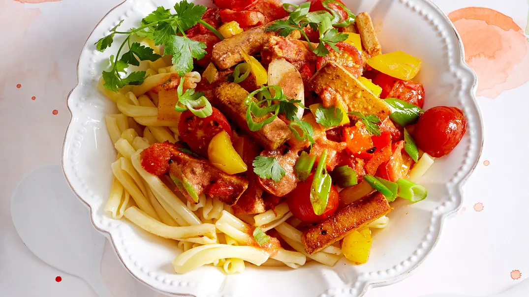 Tofu-Geschnetzeltes mit Nudeln Rezept - Foto: LECKER @ Bauer Media Group Tofu-Geschnetzeltes mit Nudeln Rezept - Foto: LECKER @ Bauer Media Group