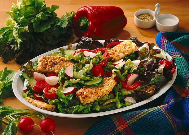 Tofu in Nußkruste auf Salat Rezept Tofu in Nußkruste auf Salat Rezept