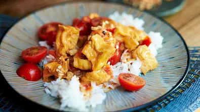 Tofu in Tomaten-Kokos-Soße Rezept - Foto: LECKER @ Bauer Media Group