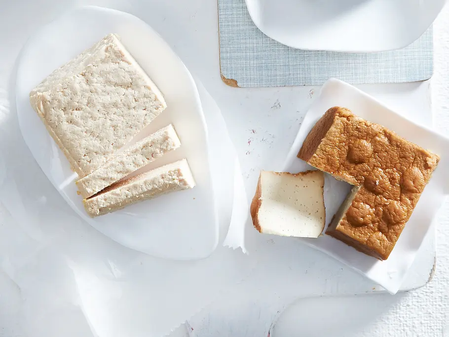 Naturtofu und Räuchertofu angeschnitten.
