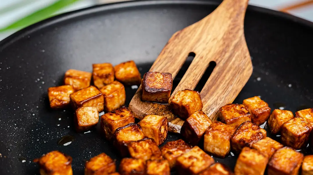 Tofu knusprig braten Rezept - Foto: ShowHeroes für LECKER @ Bauer Media Group Tofu knusprig braten Rezept - Foto: ShowHeroes für LECKER @ Bauer Media Group