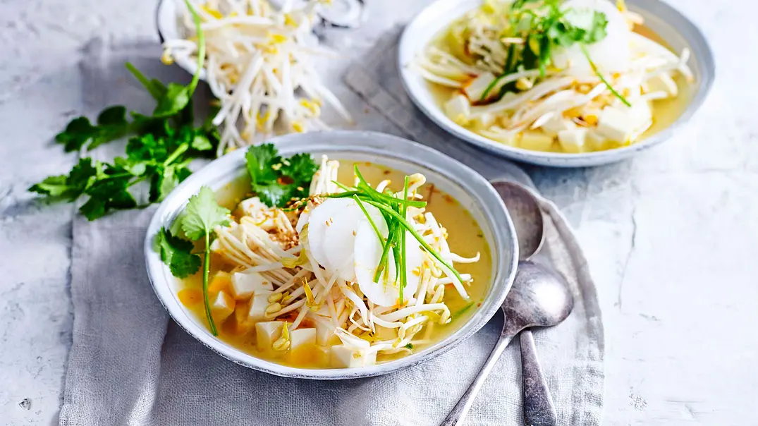 Tofu-Miso-Süppchen mit enoki-Pilzen Rezept - Foto: LECKER @ Bauer Media Group Tofu-Miso-Süppchen mit enoki-Pilzen Rezept - Foto: LECKER @ Bauer Media Group