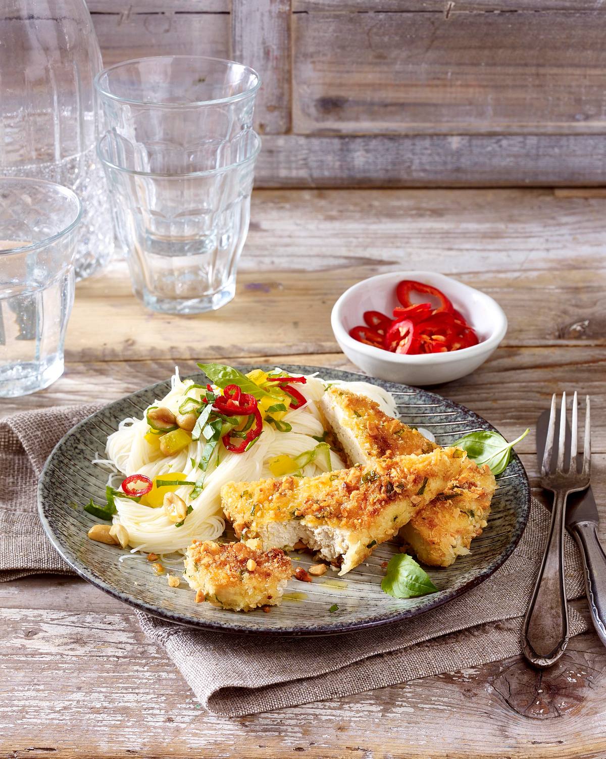 Tofu-Schnitzel mit Erdnuss-Panade zu Reisnudelsalat Rezept