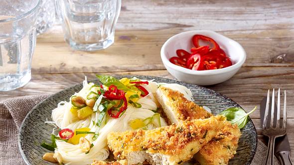 Tofu-Schnitzel mit Erdnuss-Panade zu Reisnudelsalat Rezept - Foto: Triemer, Isabell