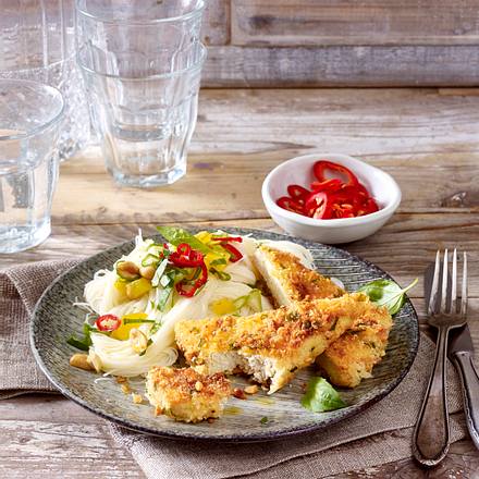Tofu-Schnitzel mit Erdnuss-Panade zu Reisnudelsalat Rezept