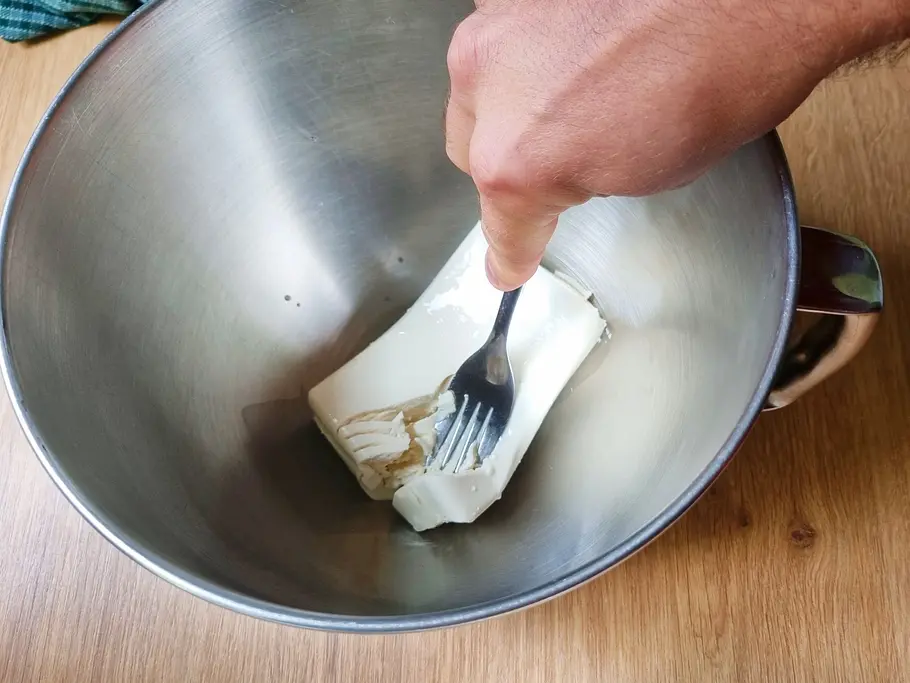 Tofu mit einer Gabel zerdrücken Seidentofu wird in einer Schüssel mit einer Gabel zerdrückt.