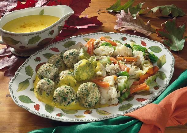 Tofuklößchen mit Currysoße und Gemüse Rezept Tofuklößchen mit Currysoße und Gemüse Rezept