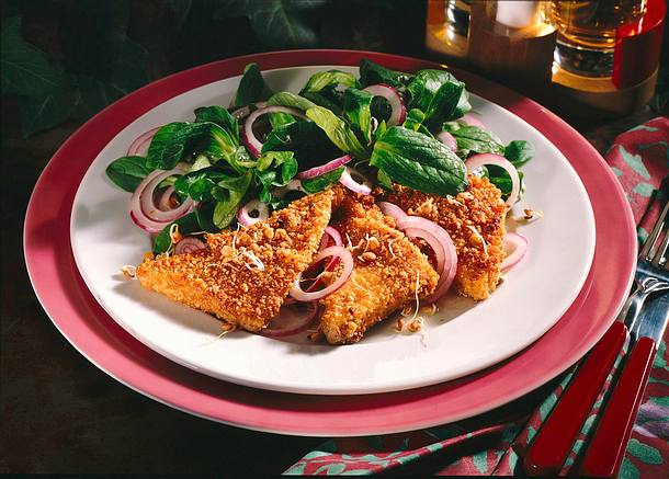 Tofuscheiben in Erdnusshülle auf Feldsalat mit Zwiebeln Rezept Tofuscheiben in Erdnusshülle auf Feldsalat mit Zwiebeln Rezept