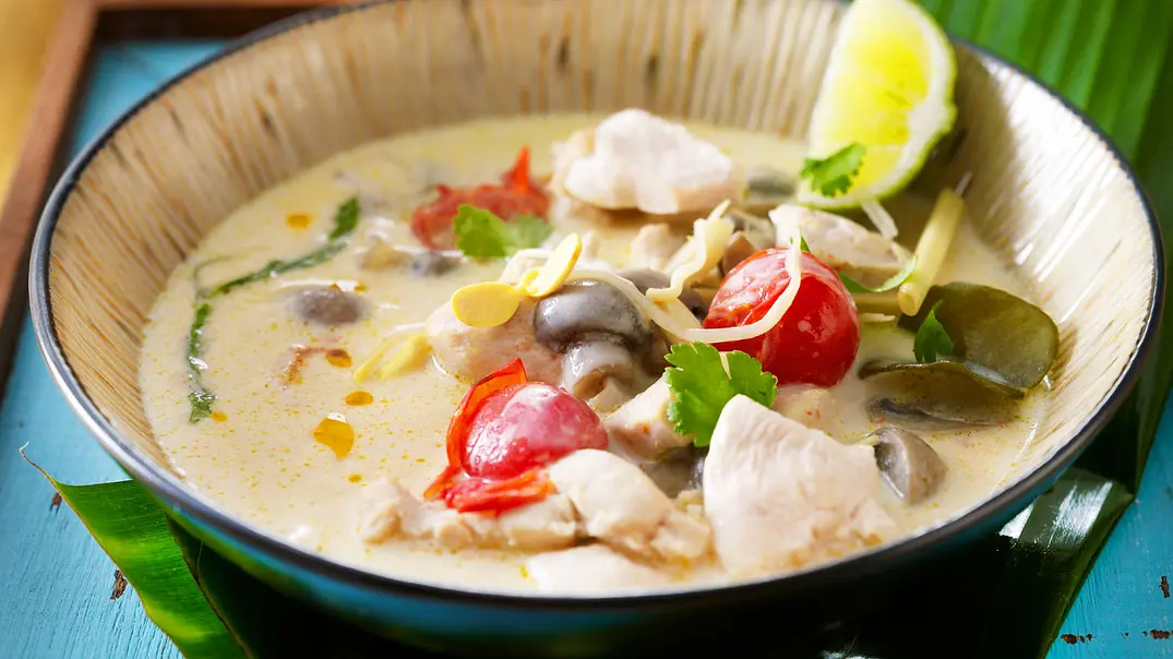 Tom Kha Gai (Hühnersuppe mit Kokosmilch) Rezept - Foto: LECKER @ Bauer Media Group Tom Kha Gai (Hühnersuppe mit Kokosmilch) Rezept - Foto: LECKER @ Bauer Media Group