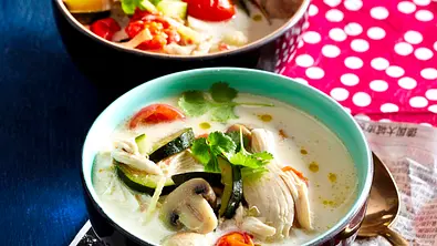 Tom Kha Gai – Thailändische Kokos-Hähnchen-Suppe Rezept - Foto: LECKER @ Bauer Media Group