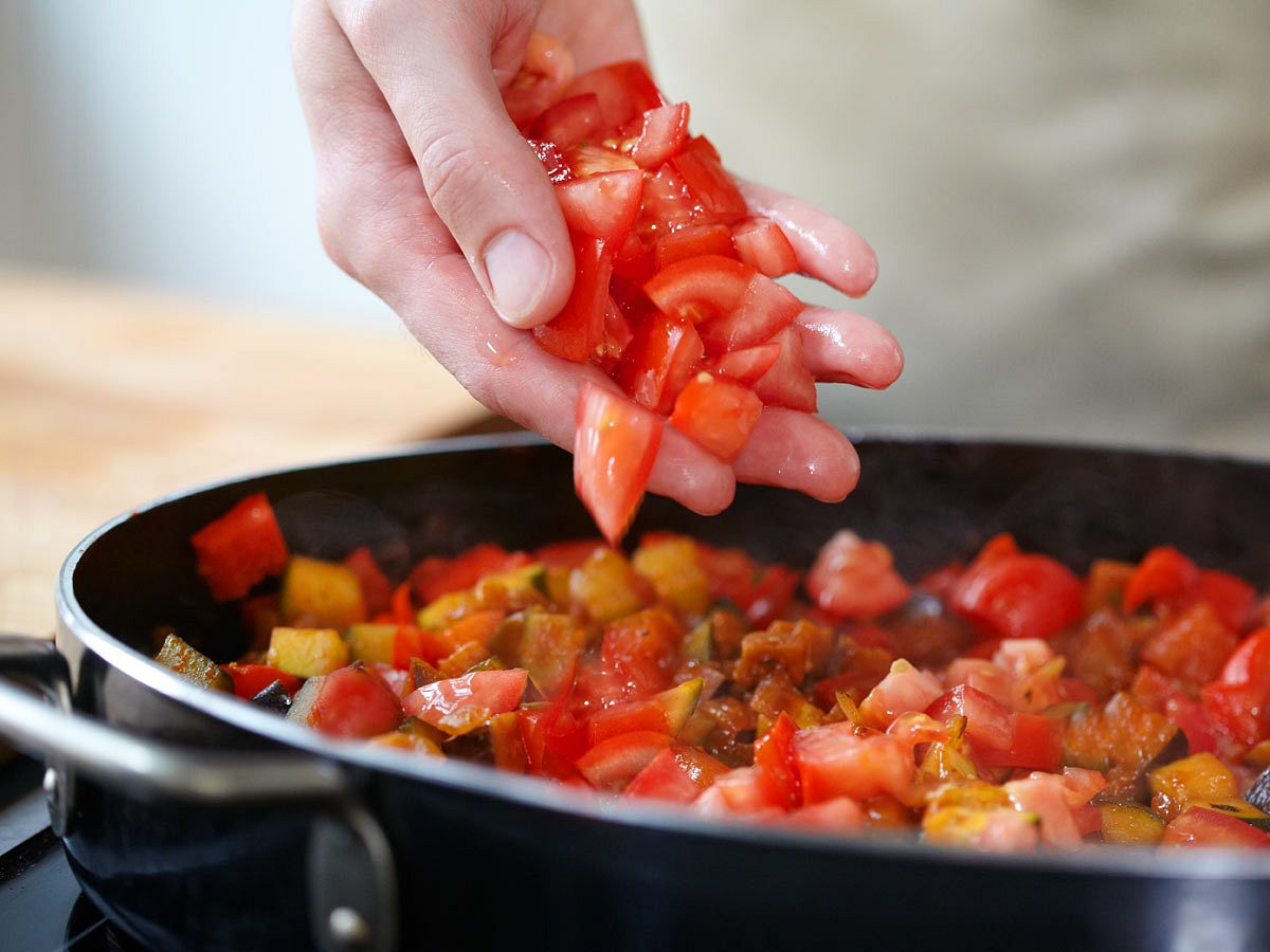 Tomaten hinzugeben