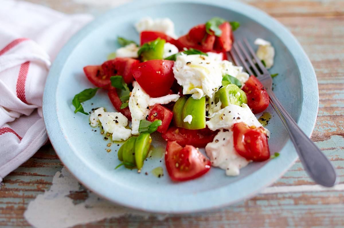 Tomate mit Mozzarella, Burrata, Basilikum und Olivenöl Rezept