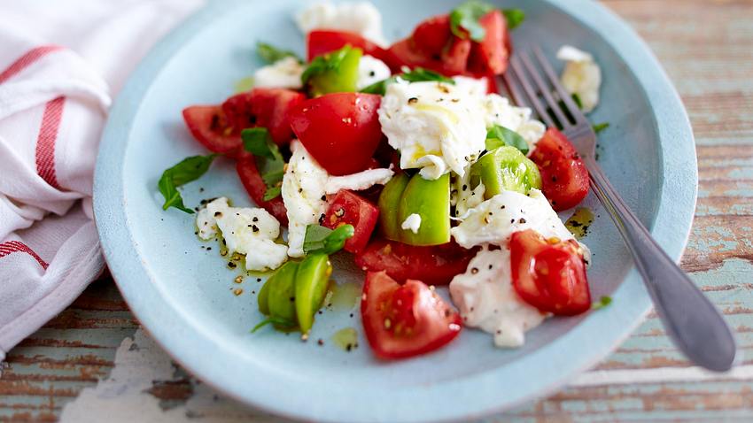 Tomate mit Mozzarella, Burrata, Basilikum und Olivenöl Rezept - Foto: House of Food / Bauer Food Experts KG