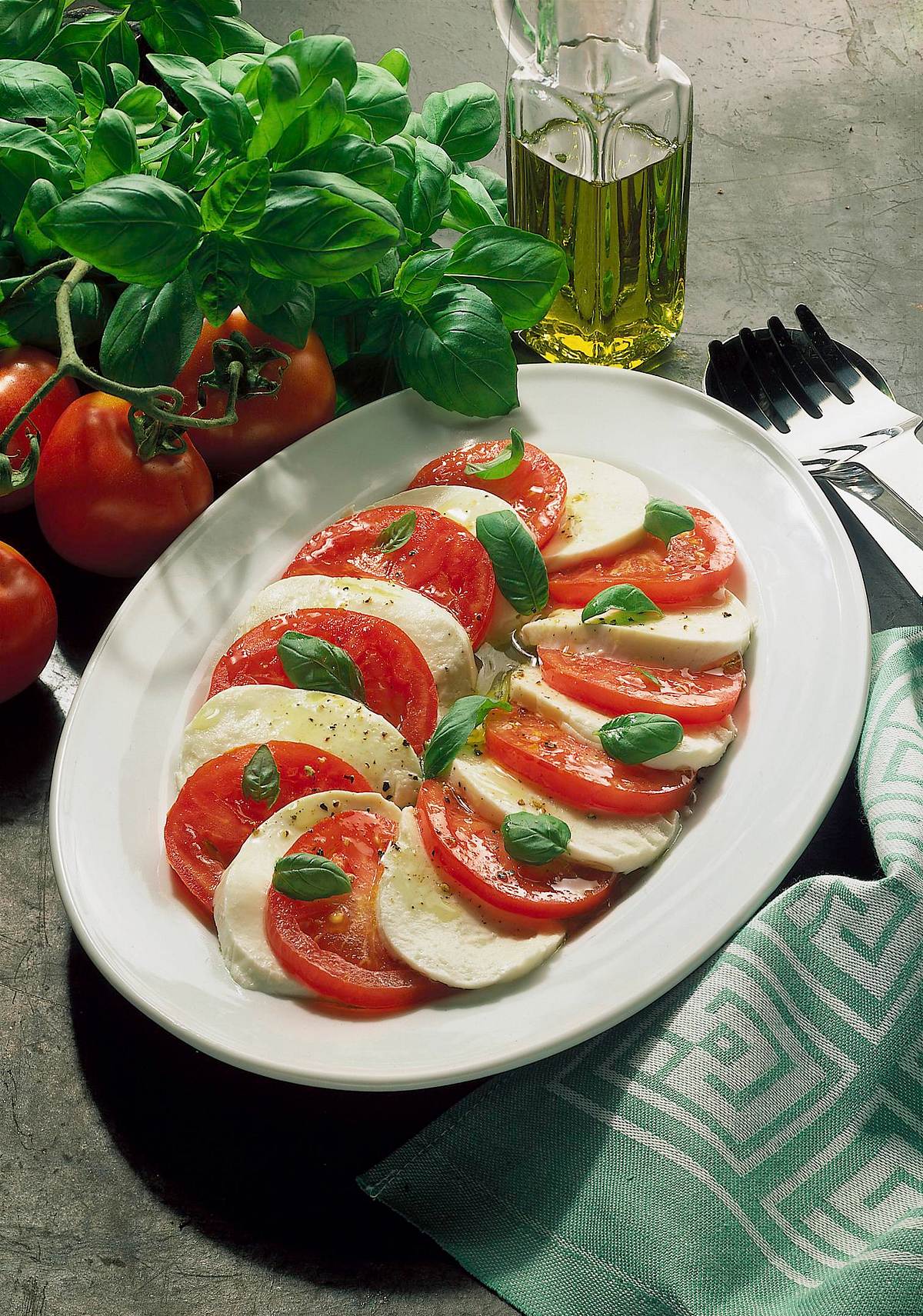 Tomate mit Mozzarella und Basilikum Rezept