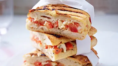 Tomate-Mozzarella-Panini Rezept - Foto: LECKER @ Bauer Media Group