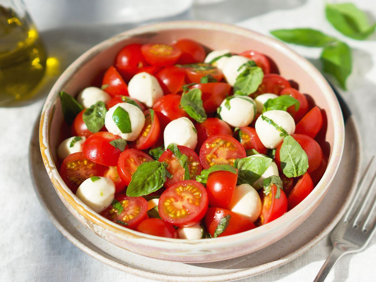 Tomaten-Mozzarella-Salat auf einem Teller 