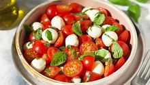 Tomaten-Mozzarella-Salat auf einem Teller  - Foto: Manuela Trinh / LECKER @ Bauer Media Group