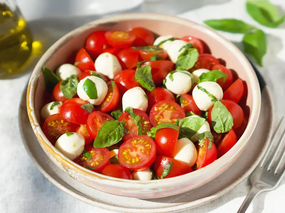 Tomaten-Mozzarella-Salat Rezept Tomaten-Mozzarella-Salat auf einem Teller