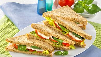 Tomate-Mozzarella-Sandwich Rezept - Foto: LECKER @ Bauer Media Group