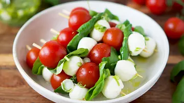 Tomaten-Mozzarella-Spieße - Foto: Manuela Trinh / LECKER @ Bauer Media Group Tomaten-Mozzarella-Spieße - Foto: Manuela Trinh / LECKER @ Bauer Media Group