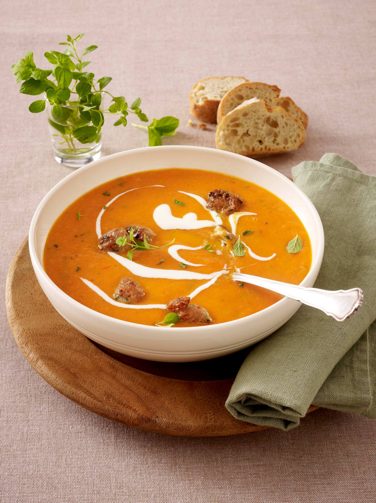 Tomaten-Apfel-Creme-Suppe mit Brätbällchen mit QimiQ Rezept | LECKER