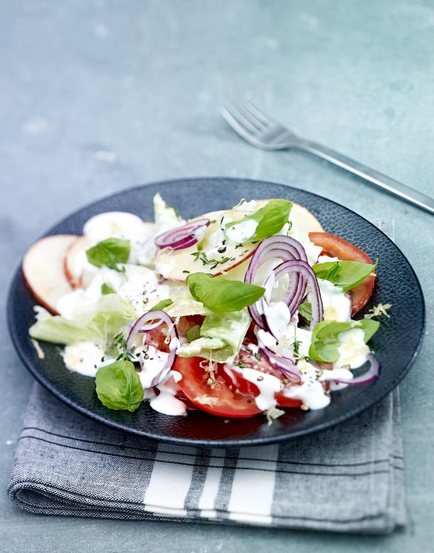 Tomaten-Apfel-Salat mit Kräuter-Joghurtdressing Rezept | LECKER