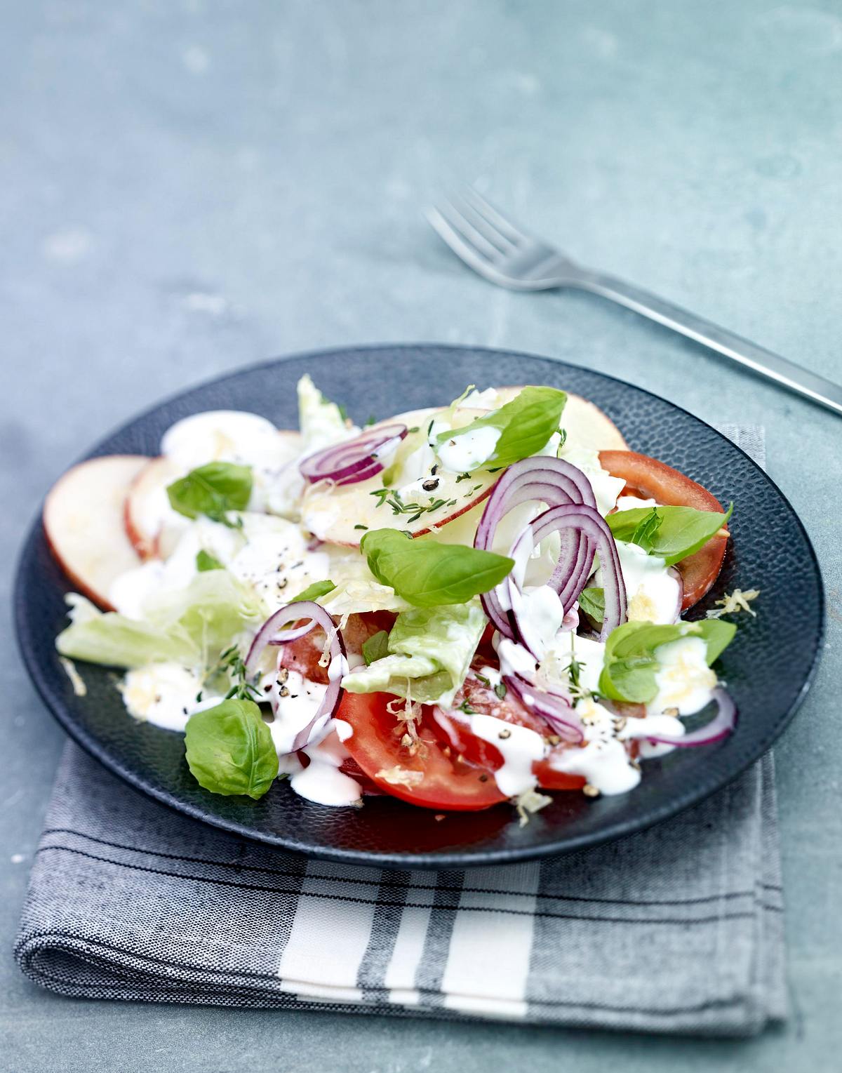 Tomaten-Apfel-Salat mit Kräuter-Joghurtdressing Rezept